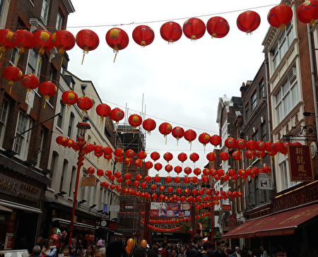 一串串红色彩灯点缀在唐人街上空。(于惠子/大纪元)